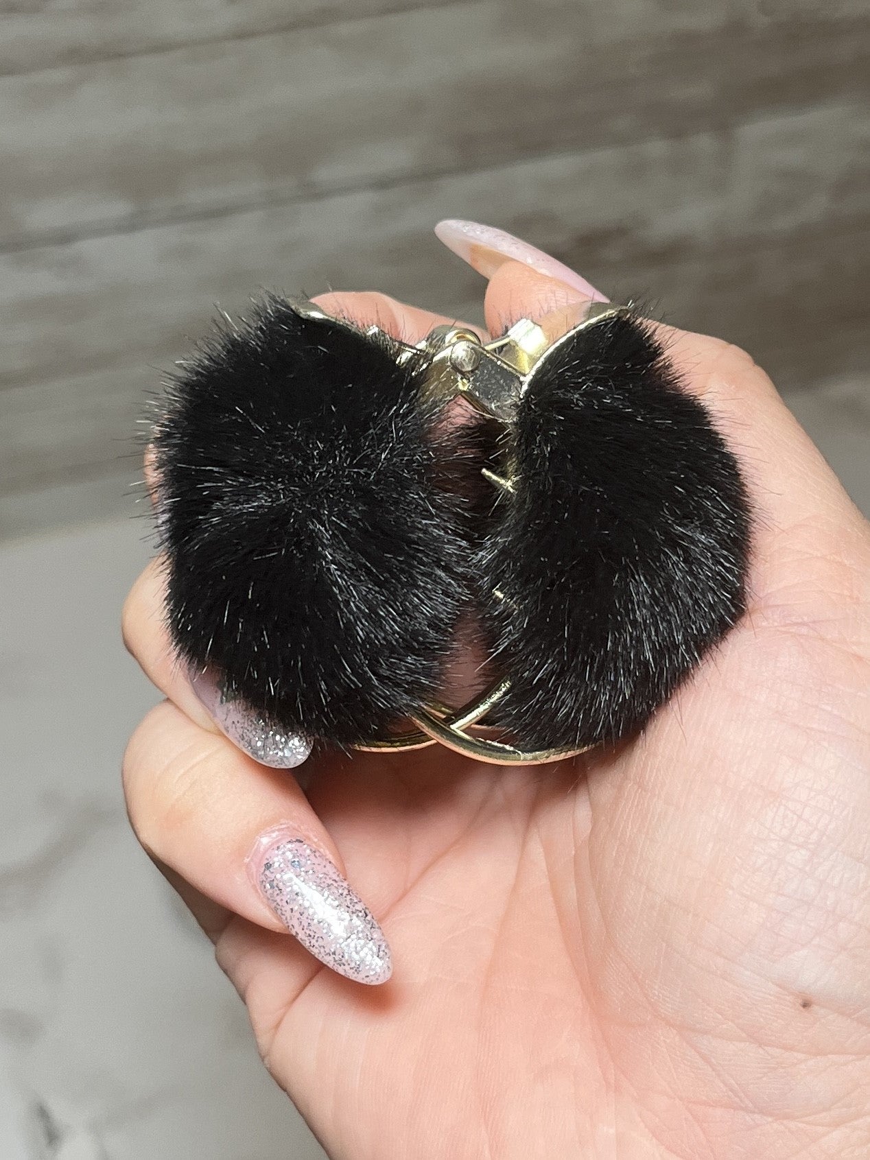 HAIR CLAW - POM POM BLACK