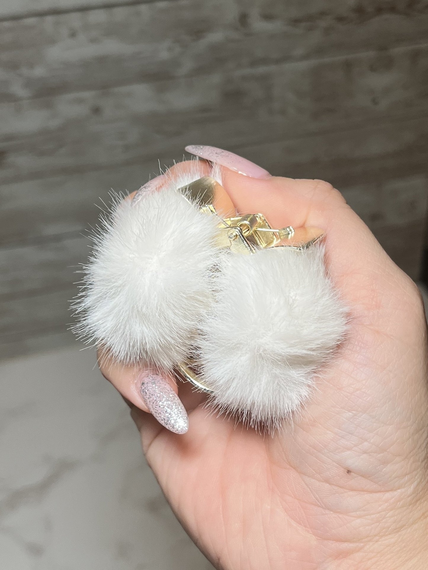 HAIR CLAW - POM POM WHITE