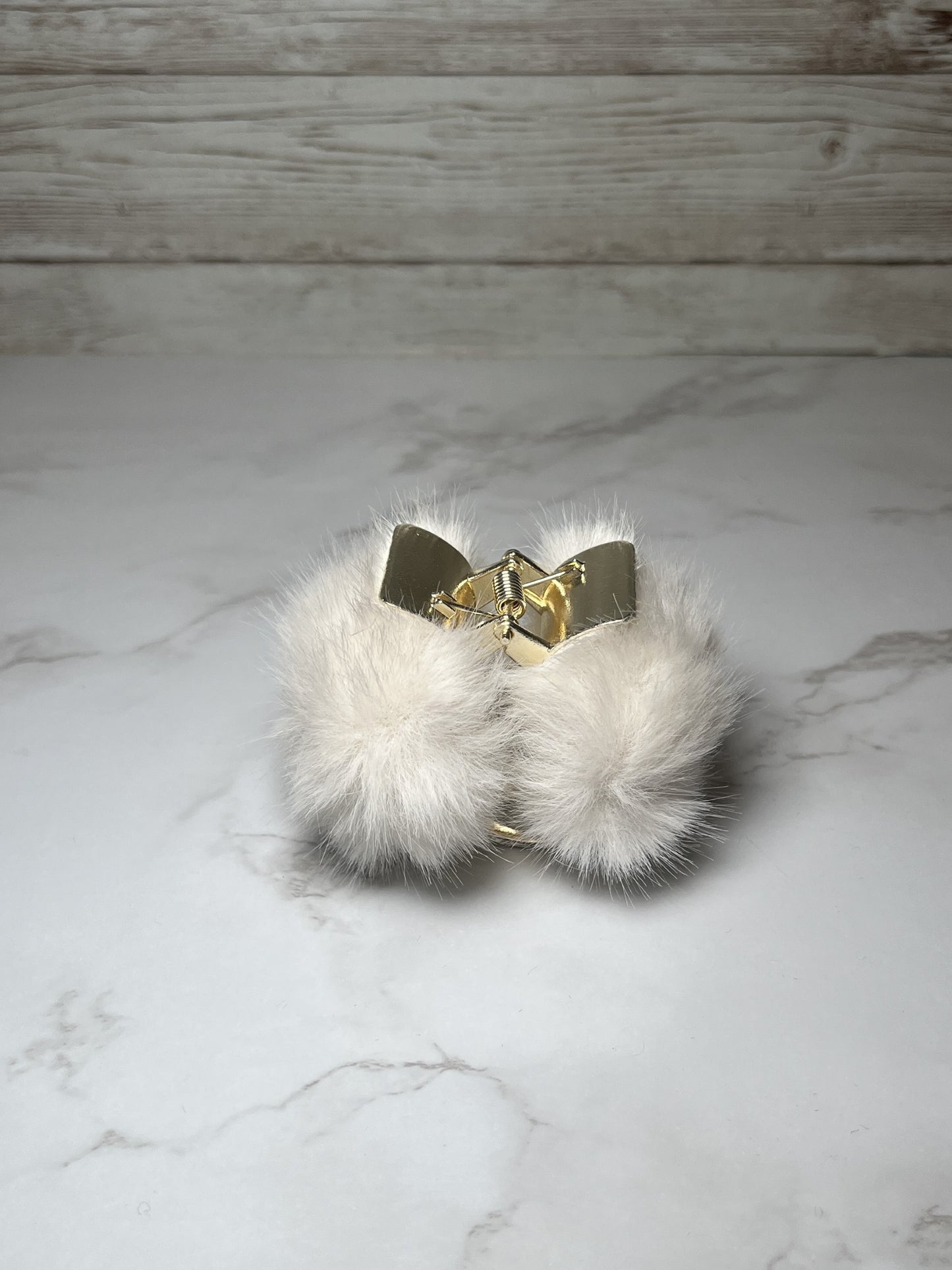 HAIR CLAW - POM POM WHITE